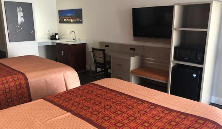 Presidio Parkway Inn - Premium Double Bed Room with TV and Work Desk